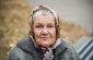 Lidia V., nacida en 1937: «Los alemanes persiguieron a todos los residentes en camino a la calle cerca de la fosa y nos obligaron a ver la ejecución de los judíos.» © Kate Kornberg/Yahad-In Unum